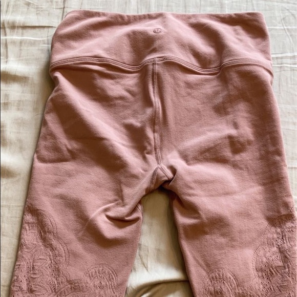 Lululemon Zen Expression Crop 21”. Colour: Vintage Mauve. Size 6 US - Picture 2 of 6